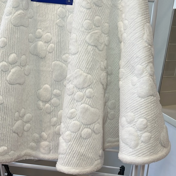 Humane Society Christmas Tree Skirt Faux Fur with Paw Prints, 56" round NWT - Picture 6 of 16